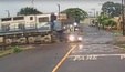 Carro é arrastado por trem em cruzamento no Paraná; veja o vídeo (Carro é arrastado por trem em cruzamento no Paraná; VEJA O VÍDEO)